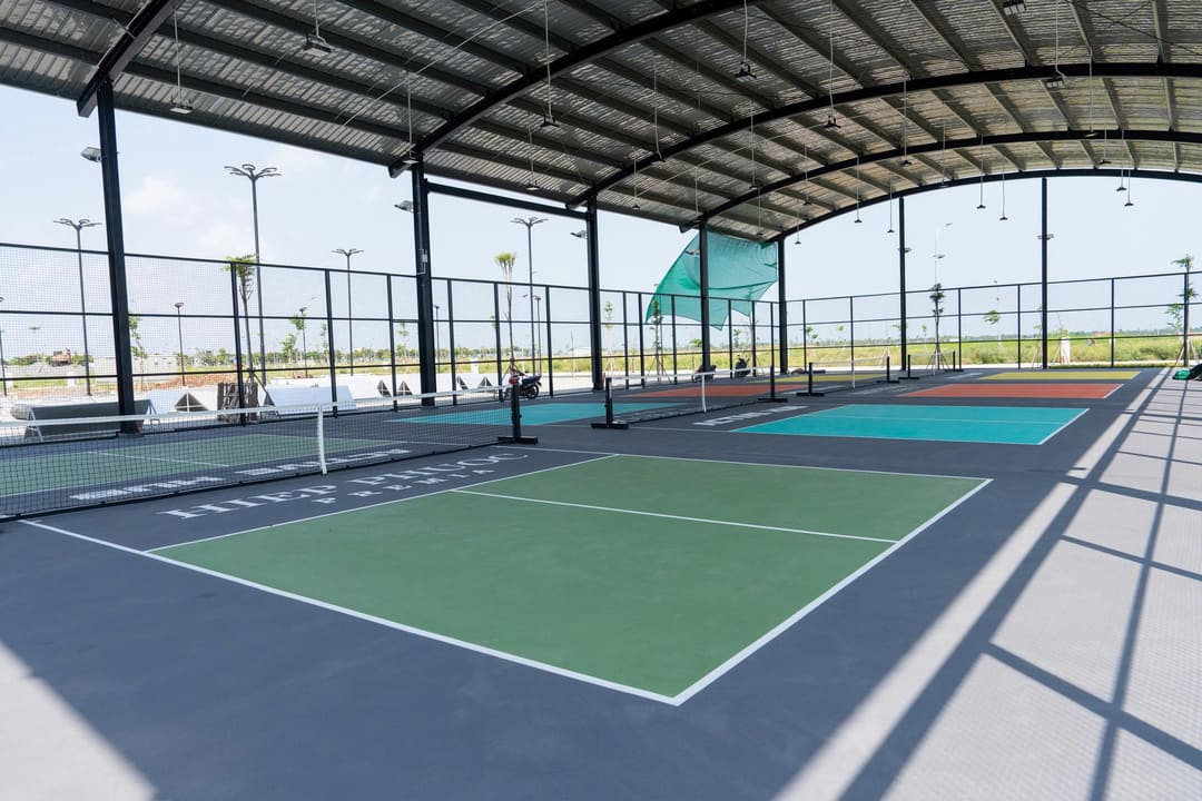 Toàn cảnh sân Pickleball Hiệp Phước Premia với mái che hiện đại