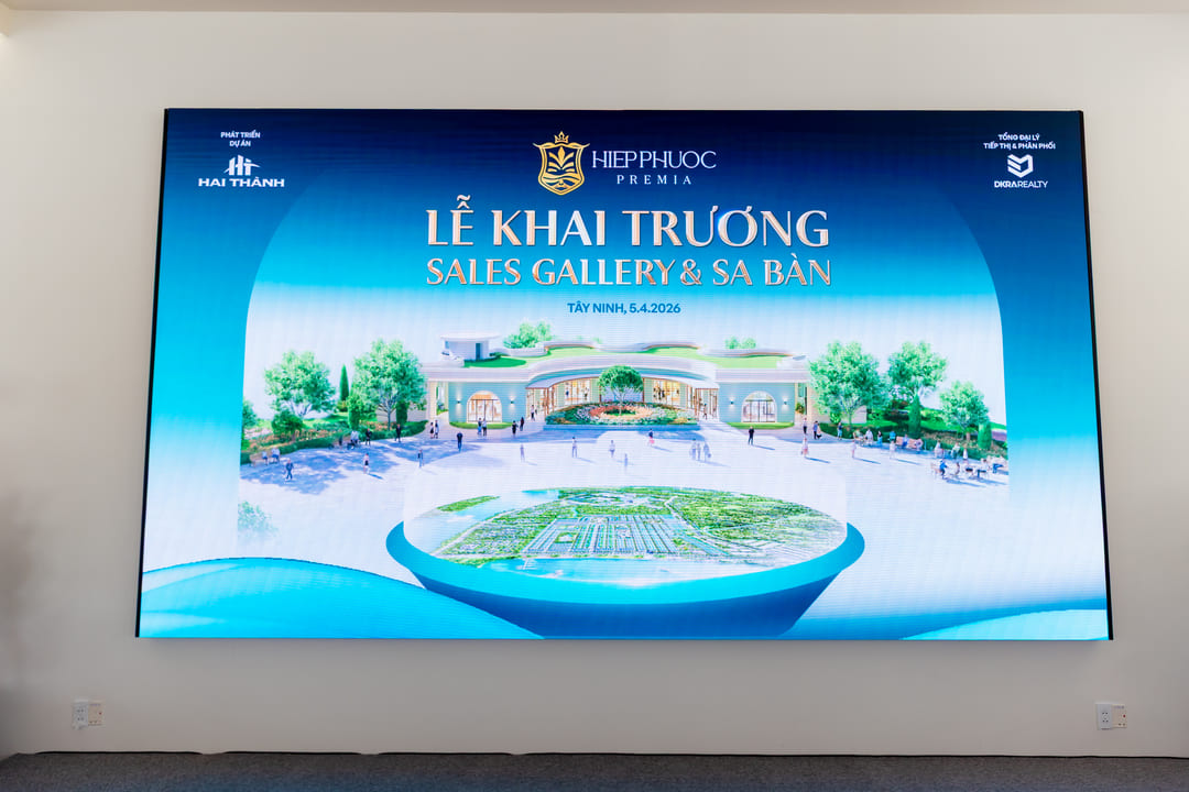Khách hàng tham quan sa bàn 3D tại dự án Hiệp Phước Premia