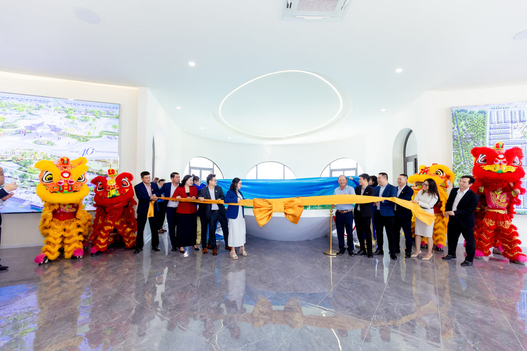 Khách hàng trao đổi cùng chuyên viên DKRA Realty