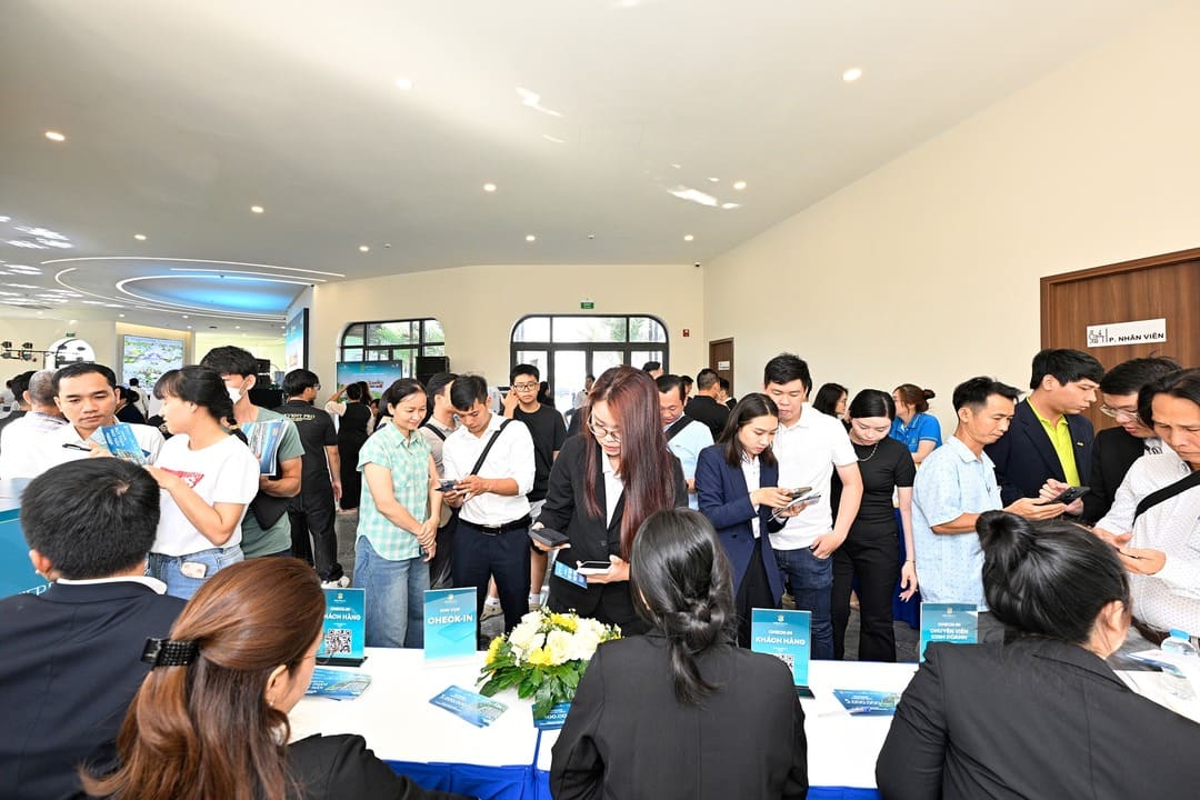 Khách hàng tham dự check-in sôi nổi tại lễ hội Aloha Sunfest