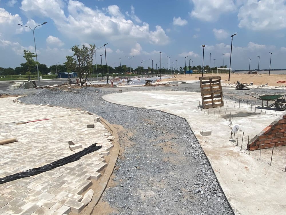 Công tác lắp đặt hệ thống thoát nước ngầm và cống bê tông tại dự án