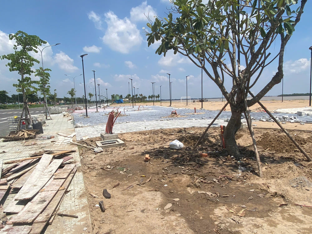 Hệ thống cây xanh và cột đèn chiếu sáng thông minh đã được lắp đặt hoàn thiện