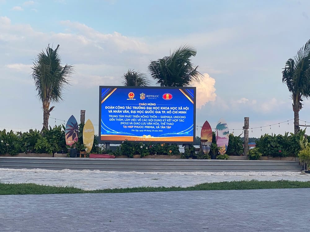 Khu vực quảng trường bờ sông chuẩn bị cho các sự kiện giao lưu văn hóa cộng đồng